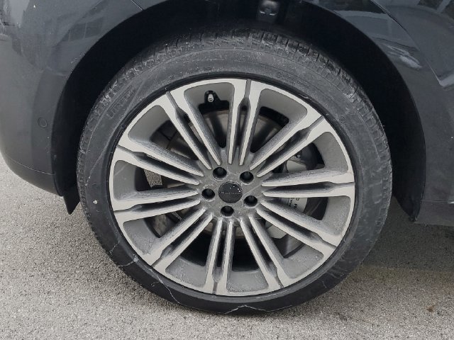 Certified 2026 Land Rover Range Rover Long Wheelbase SE AWD/4WD image 9