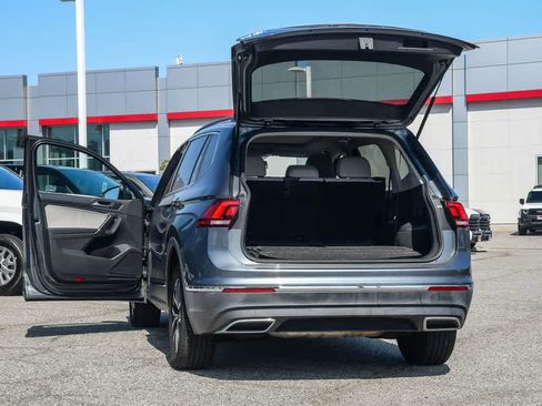 Used 2020 Volkswagen Tiguan SE w/ Panoramic Sunroof Package FWD image 27