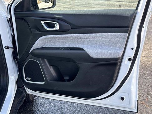 Used 2022 Jeep Compass Latitude w/ Sun and Sound Group image 8
