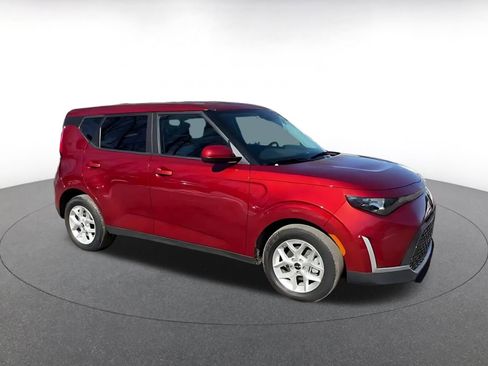 Used 2025 Kia Soul LX w/ LX Technology Package image 2