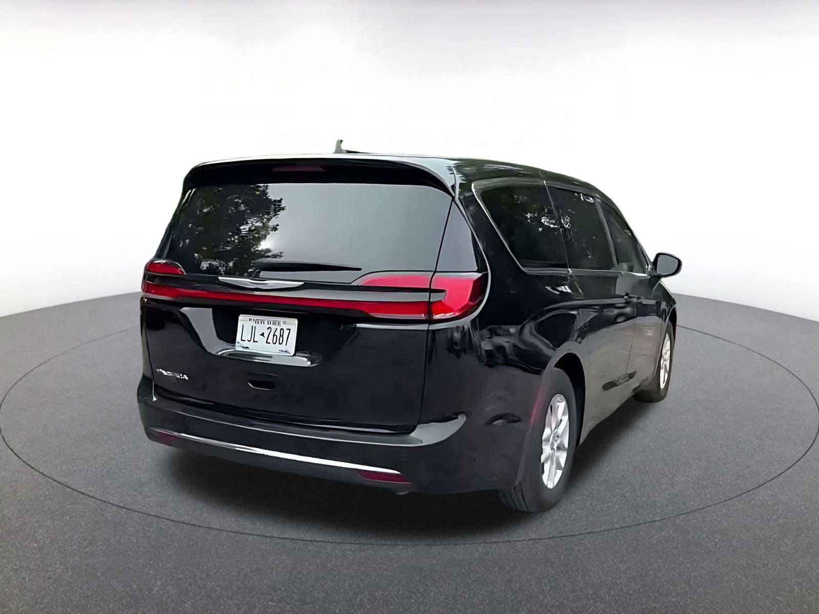 Used 2024 Chrysler Pacifica Touring-L FWD image 13
