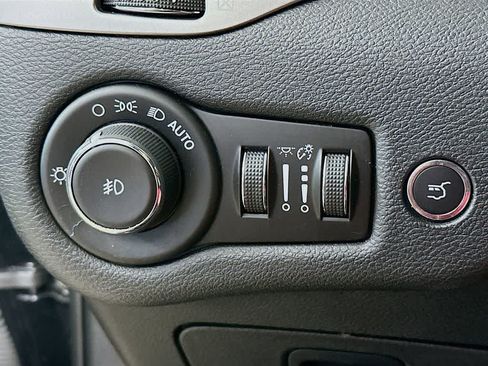Used 2019 Jeep Cherokee Limited AWD/4WD image 27