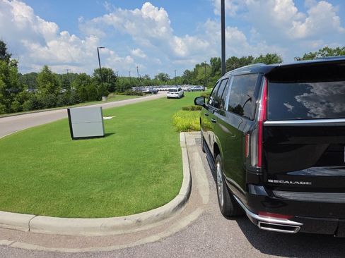 Used 2023 Cadillac Escalade Premium Luxury RWD image 7