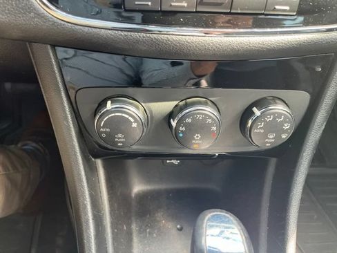 Used 2011 Chrysler 200 S FWD image 22