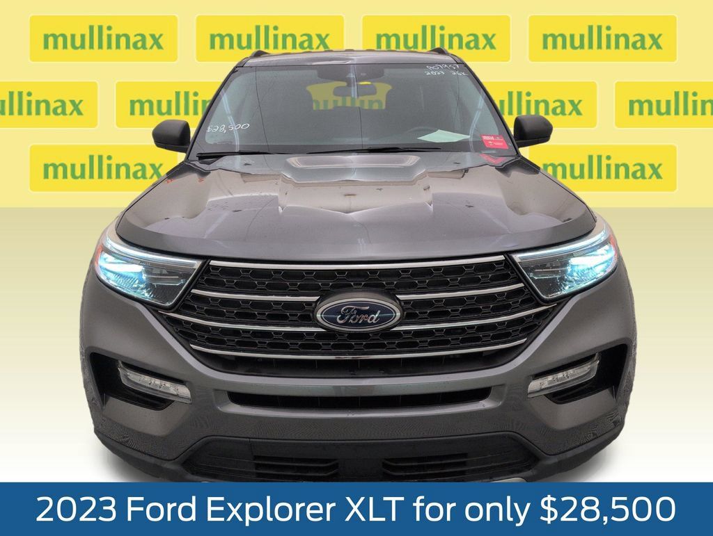 Used 2023 Ford Explorer XLT w/ Equipment Group 202A RWD image 14