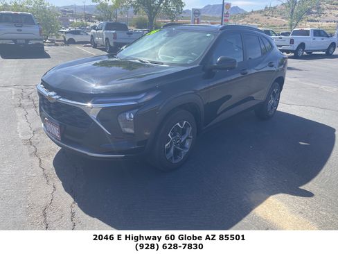 Used 2024 Chevrolet Trax LT FWD image 1