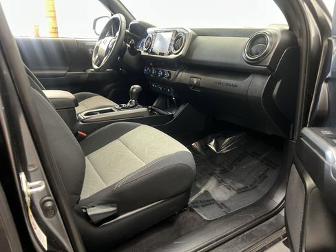 Used 2020 Toyota Tacoma TRD Off-Road w/ Technology Package AWD/4WD image 26