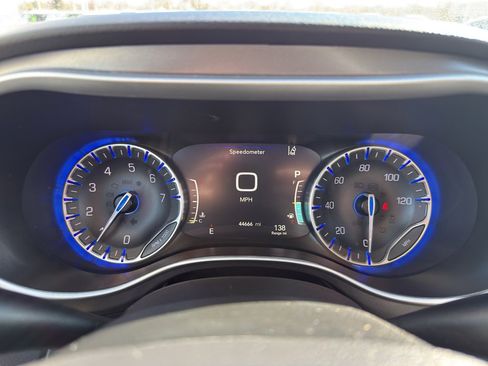 Used 2024 Chrysler Pacifica Touring-L image 16