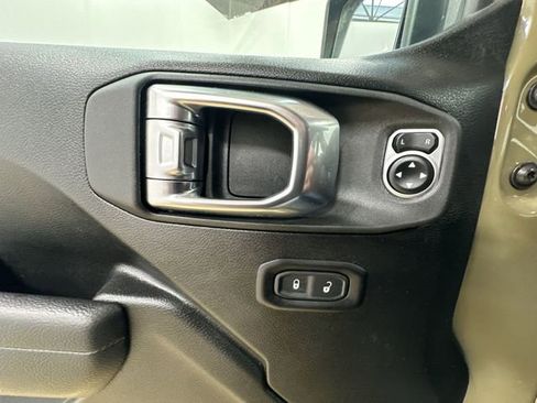 Used 2025 Jeep Gladiator Mojave w/ Safety Group image 16