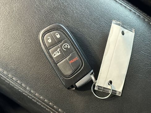 Used 2019 Jeep Cherokee Latitude Plus AWD/4WD image 28