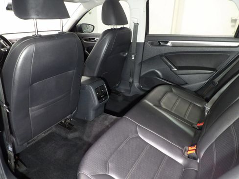 Used 2018 Volkswagen Passat 2.0T SE FWD image 11