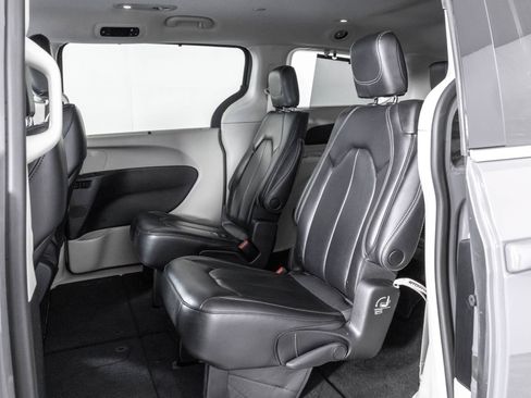 Used 2022 Chrysler Pacifica Touring-L FWD image 34