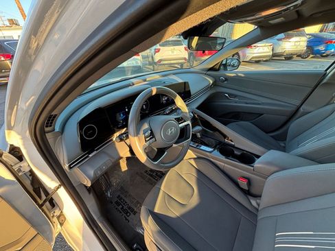 Used 2025 Hyundai Elantra SEL image 37