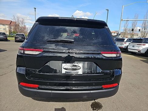 Used 2025 Jeep Grand Cherokee Limited w/ Black Appearance Package image 4