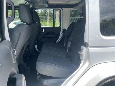Used 2025 Jeep Wrangler Unlimited Sahara AWD/4WD image 17