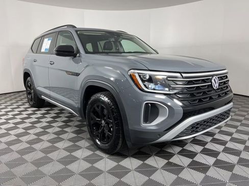 Used 2024 Volkswagen Atlas Peak Edition SEL image 2