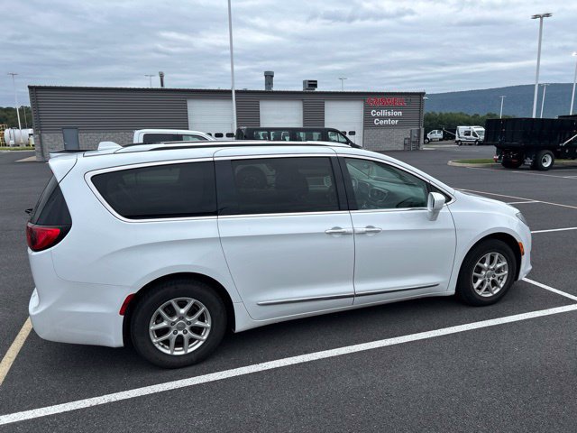 Used 2020 Chrysler Pacifica Touring-L FWD image 6