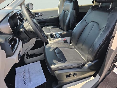 Used 2023 Chrysler Pacifica Touring-L image 11