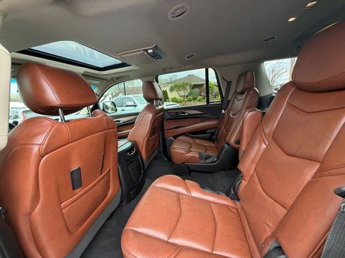 Used 2018 Cadillac Escalade Premium Luxury AWD/4WD image 21