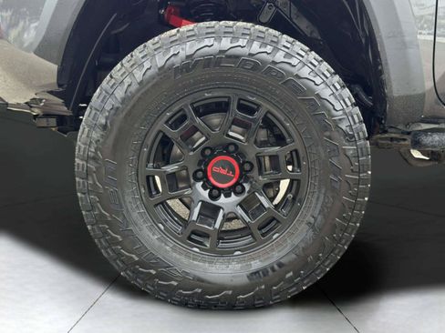 Used 2017 Toyota Tacoma TRD Off-Road w/ Premium & Technology Package AWD/4WD image 48