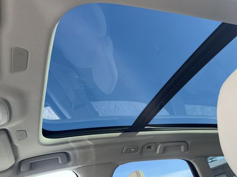 Used 2025 Volvo V90 B6 Cross Country Plus image 20