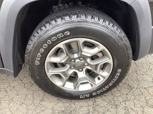 Used 2022 Jeep Cherokee Trailhawk image 12