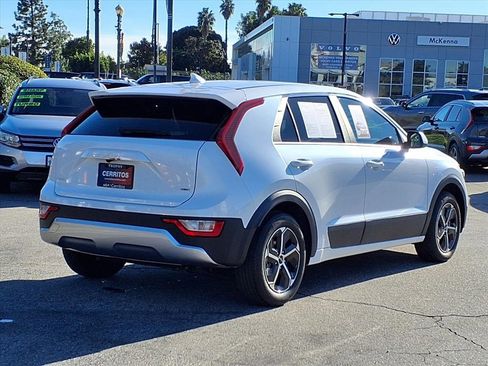 Used 2025 Kia Niro LX image 5