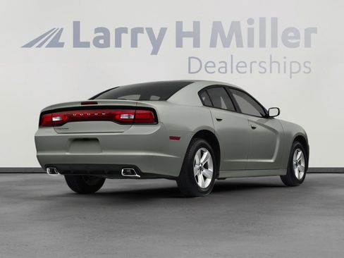 Used 2013 Dodge Charger SE image 2