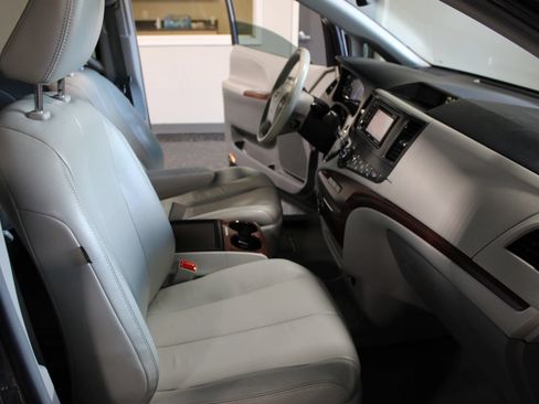 Used 2014 Toyota Sienna XLE FWD image 26