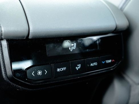 Used 2025 Toyota Highlander XLE AWD/4WD image 31