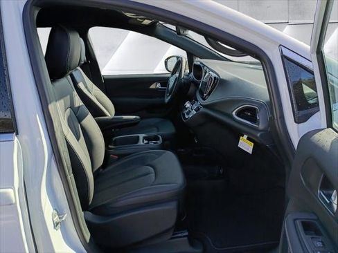 New 2026 Chrysler Pacifica Select image 32