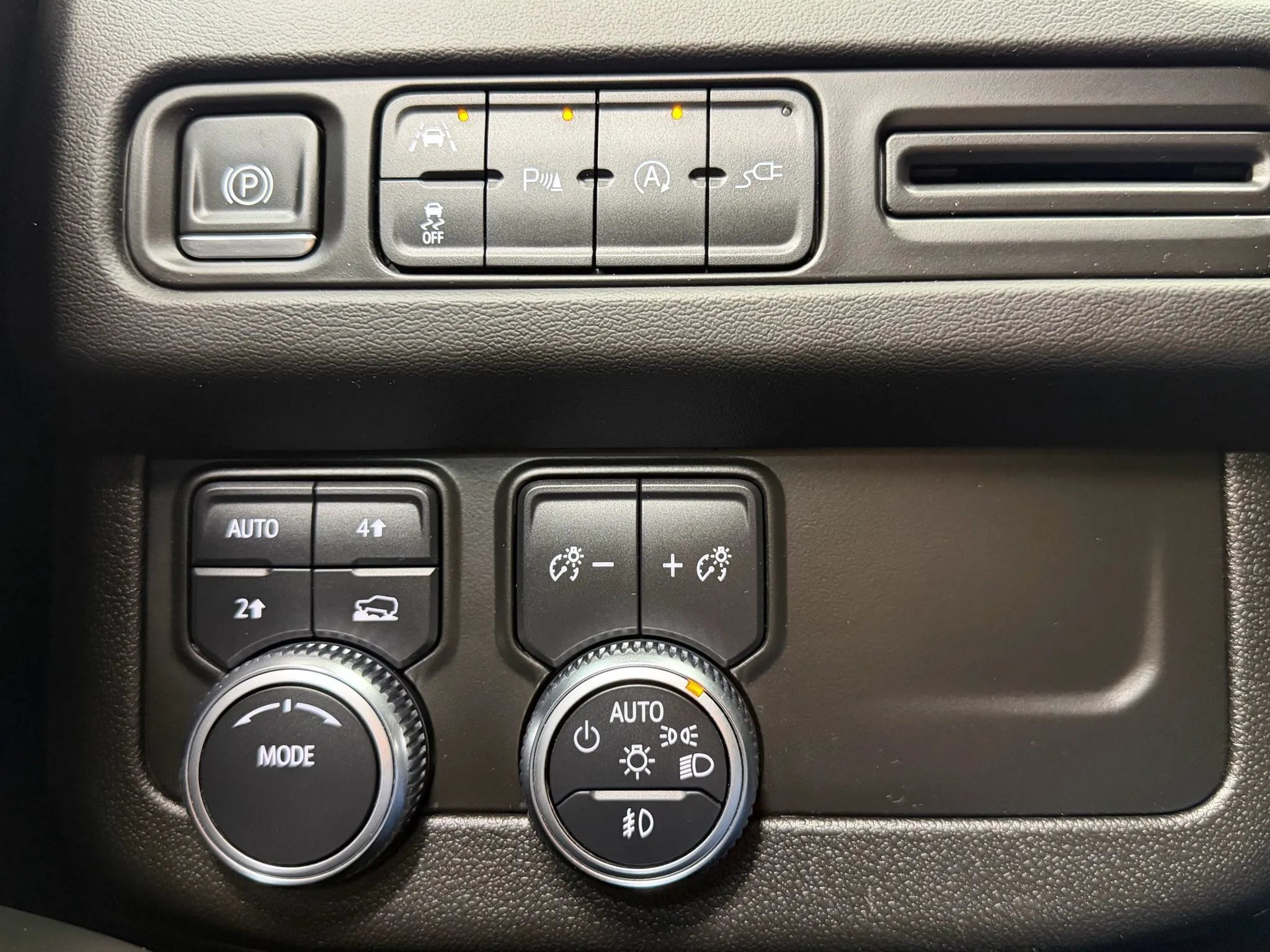 Used 2021 GMC Yukon SLT w/ Rear Media and Nav Package AWD/4WD image 35