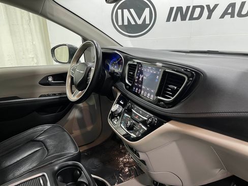 Used 2020 Chrysler Pacifica Limited FWD image 19