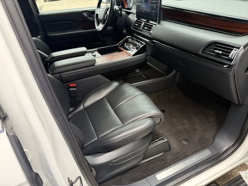 Used 2024 Lincoln Navigator Premiere AWD/4WD image 19