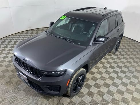 Used 2023 Jeep Grand Cherokee Altitude AWD/4WD image 15