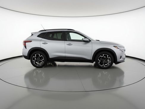 Used 2025 Chevrolet Trax LT image 11