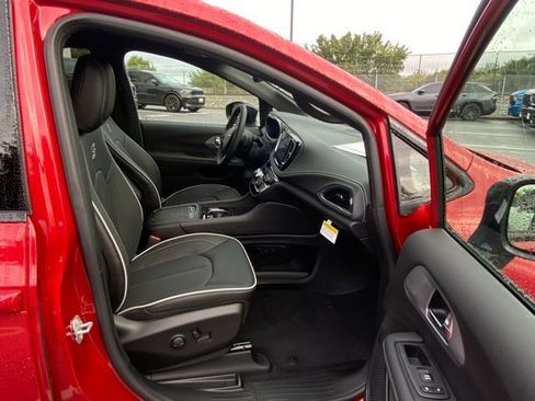 New 2026 Chrysler Pacifica Limited w/ S Appearance Package image 29