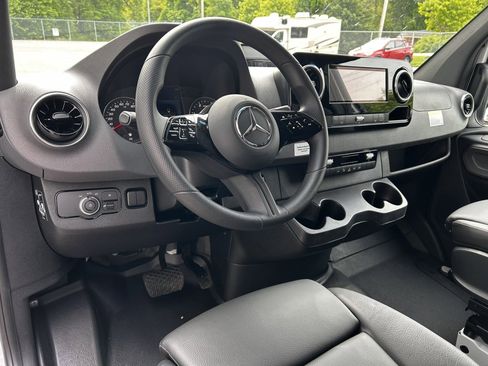 Used 2025 Mercedes-Benz Sprinter 2500 image 18