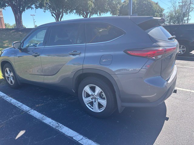 Used 2021 Toyota Highlander LE AWD/4WD image 3