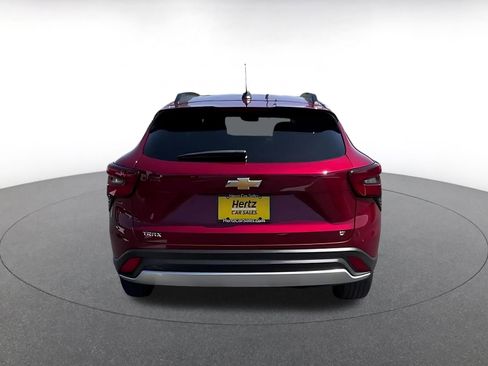 Used 2025 Chevrolet Trax LT FWD image 12