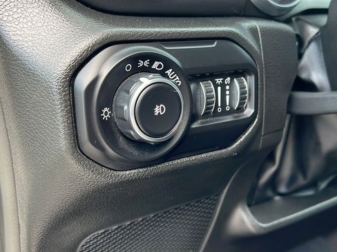 Used 2022 Jeep Wrangler Unlimited Sahara AWD/4WD image 30