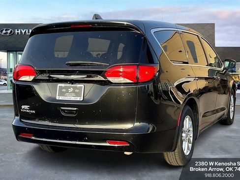 Used 2023 Chrysler Voyager LX image 9