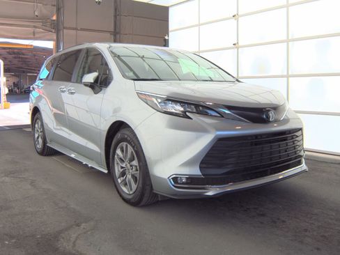 Used 2023 Toyota Sienna XLE image 5