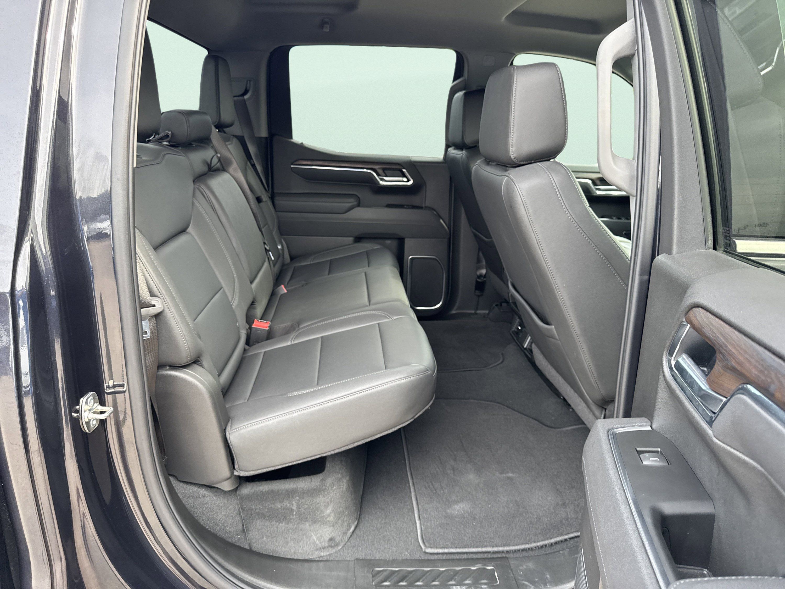 Used 2025 GMC Sierra 1500 SLT AWD/4WD image 35