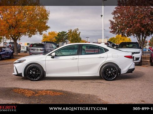 Used 2025 Toyota Camry SE image 4