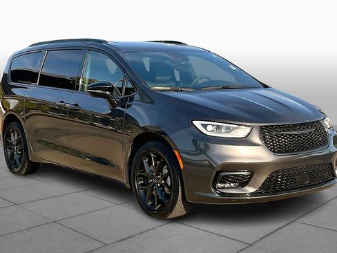 Used 2023 Chrysler Pacifica Limited w/ Uconnect Theater Family Group image 2