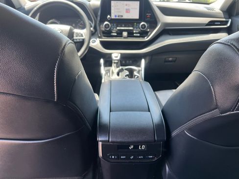 Used 2025 Toyota Highlander XLE AWD/4WD image 36