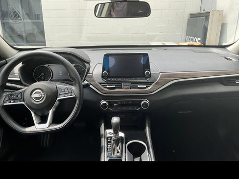 Used 2024 Nissan Altima 2.5 SV FWD image 13