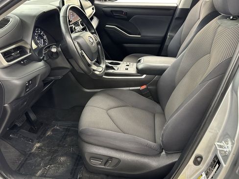Used 2023 Toyota Highlander LE image 2
