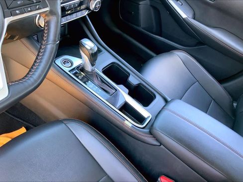 Used 2025 Nissan Sentra SR w/ SR Premium Package FWD image 16